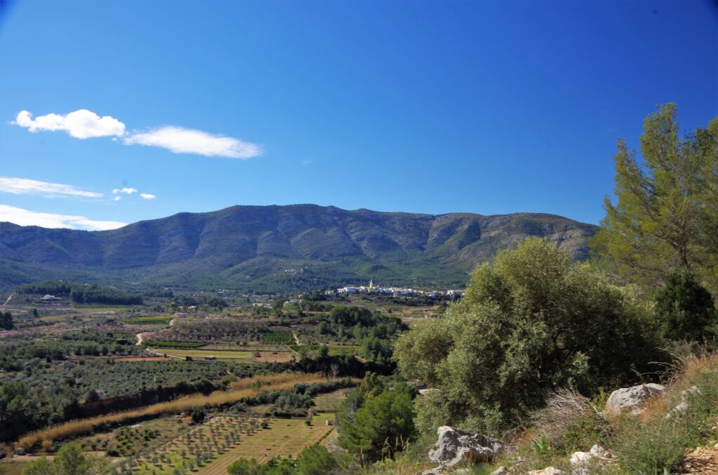 Widok na pobliskie góry z rejonu Alcalali