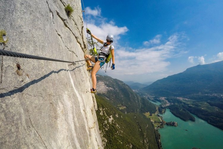 Widokowy trawers na ferracie Rino Pisetta w rejonie jeziora Garda