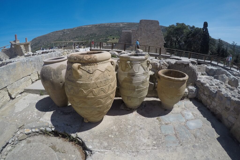 Ogromne dzbany na zamku Knossos