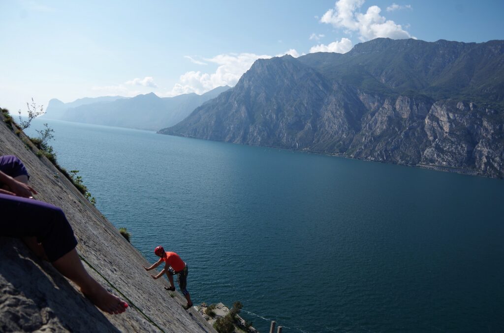 Malowniczy krajobraz jeziora Garda z rejonu wspinaczkowego Corno di Bo