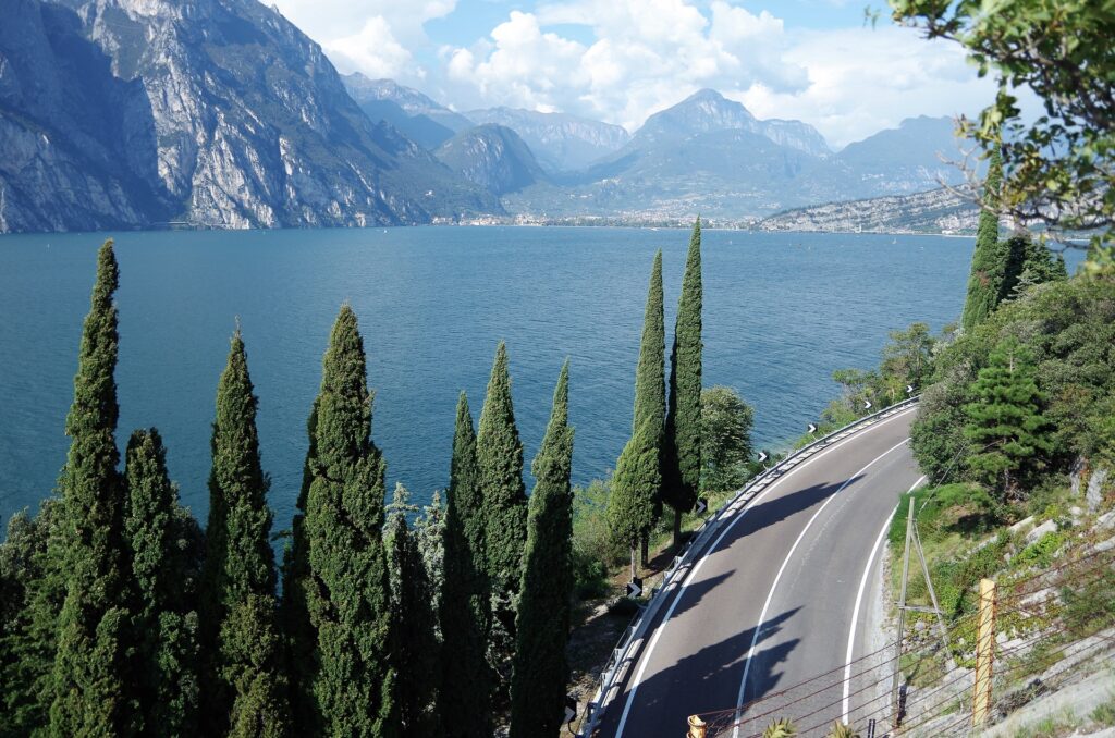 Malowniczy widok na jezioro Garda z rejonu wspinaczkowego Corno di Bo