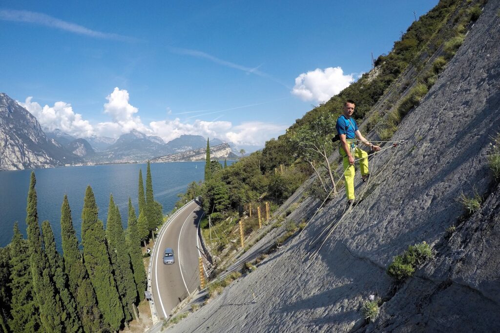 Darek na drodze w rejonie wspinaczkowym Corno di Bo nad jeziorem Garda
