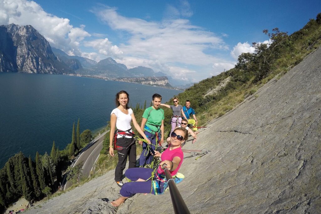 Ekipa wyjazdu wspinaczkowego na drodze w rejonie wspinaczkowym Corno di Bo nad jeziorem Garda