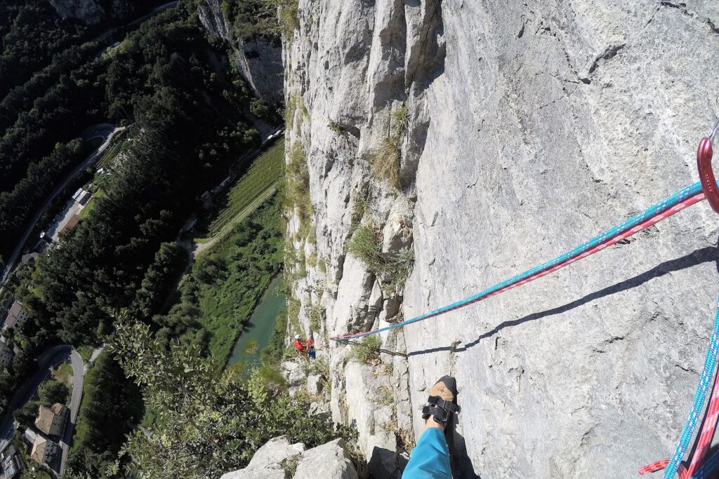 Wspinanie wielowyciągowe na drodze Orrizonti Dolomitici