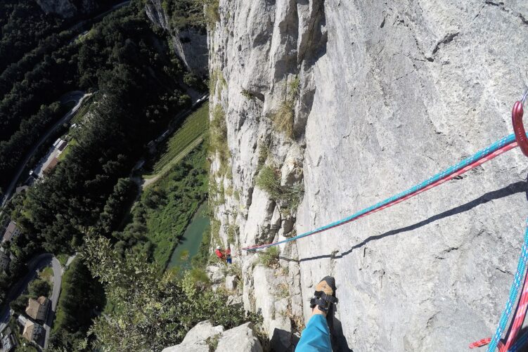 Wspinanie wielowyciągowe na drodze Orrizonti Dolomitici