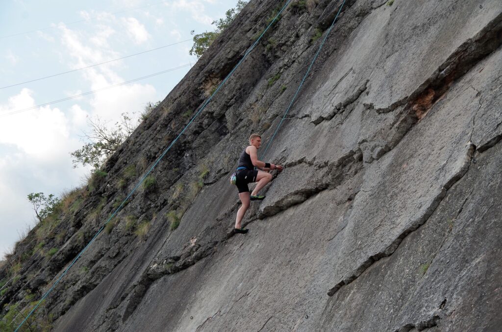 Piotrek próbuje swoich sił na drodze wspinaczkowej w rejonie Placche di Baone