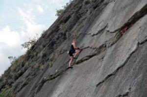 Piotrek próbuje swoich sił na drodze wspinaczkowej w rejonie Placche di Baone