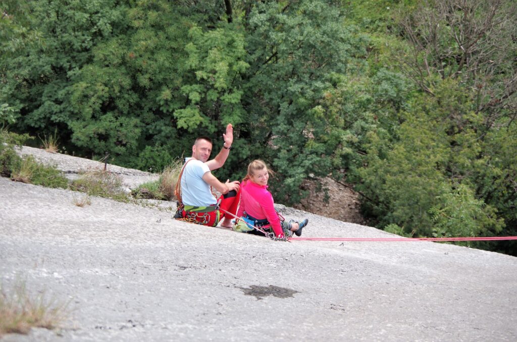 Oczekiwanie na wolna linę do zjazdu pod okiem instruktora, Placche di Baone, Arco