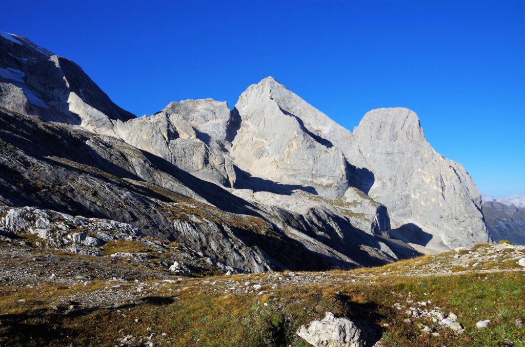 Widok na Gran Vernel 3205 m z przełęczy Forcella Col del Bous 2438 m
