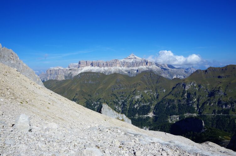 Widok na masyw Sella i szczyt Piz Boe z podejścia na ferratę - Grań Zachodnią Marmolady