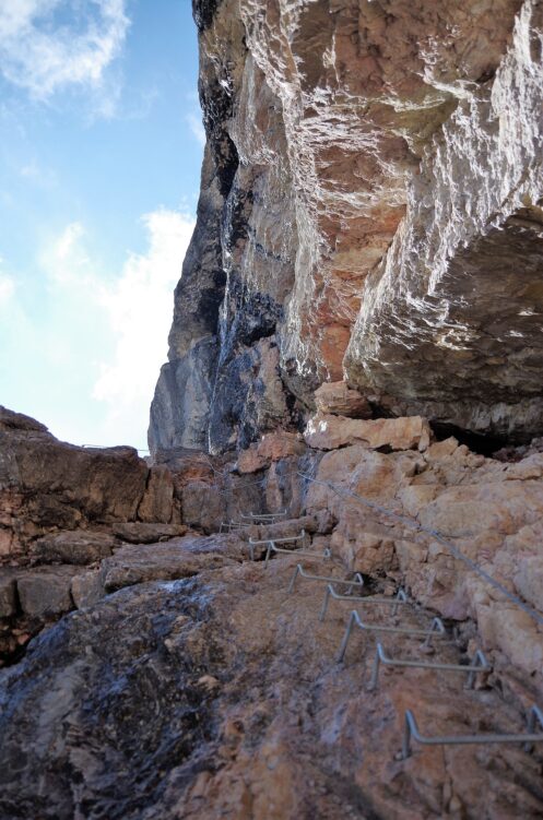 Początek ferraty na przełęcz Forcella Marmolada- dodatkowe stopnie