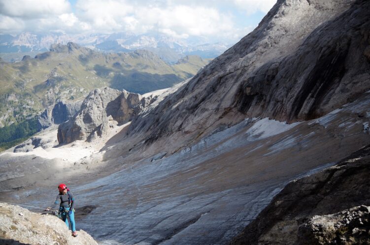 Malowniczy trawers na podejściu na kawałku ferraty na przełęcz Forcella Marmolada