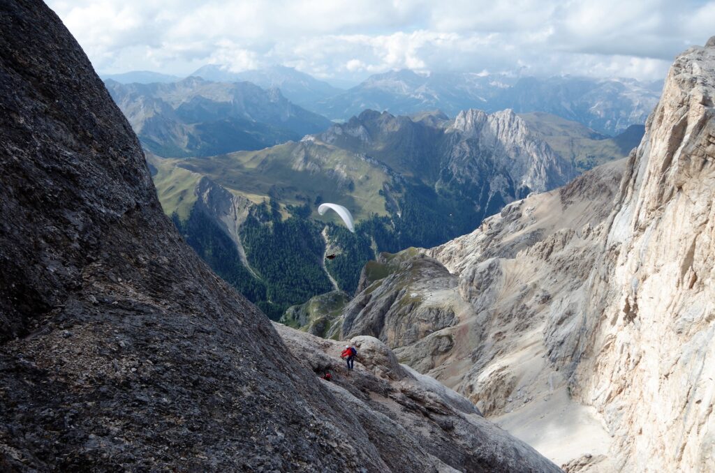 Paralotniarz widziany z ferraty Westgrat Kletterstein na Marmoladę