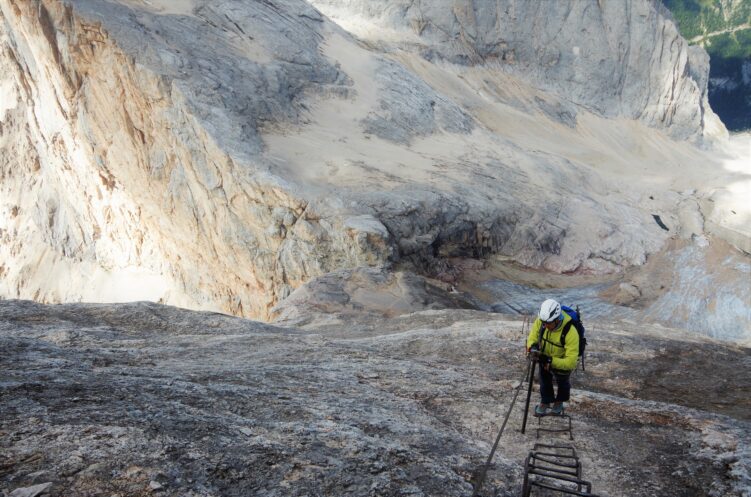 Na ferracie na Marmoladę jest bardzo dużo sztucznych ułatwień - stopni i drabinek