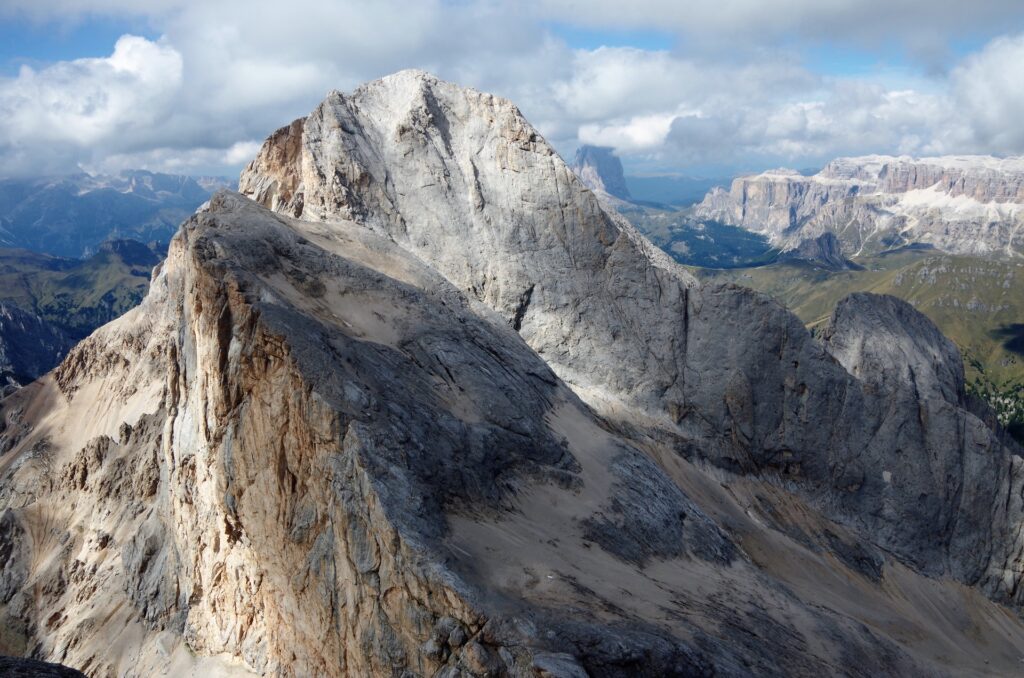 Cudowny widok n aGran Vernel z ferraty Westgrat Klettersteig na Marmoladę.