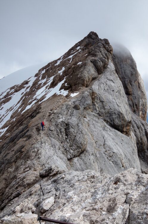 Grań Marmolady i pola śnieżne po drodze