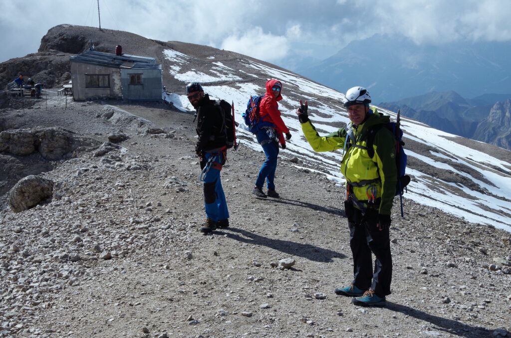 Schodzimy do schronu ze szczytu Punta Penia