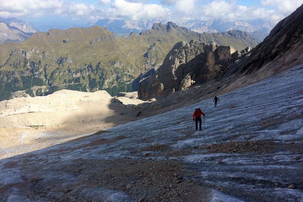 Podejście do ferraty na Marmoladę przez lodowczyk w kotle Vernel