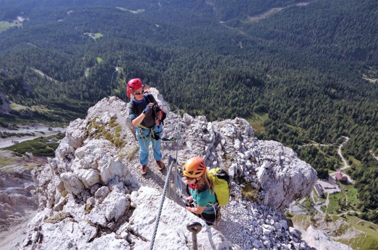 W oddali widać schroniska