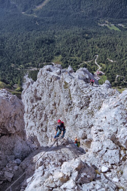 Ferrata poprowadzona jest śmiałym, graniowym terenem
