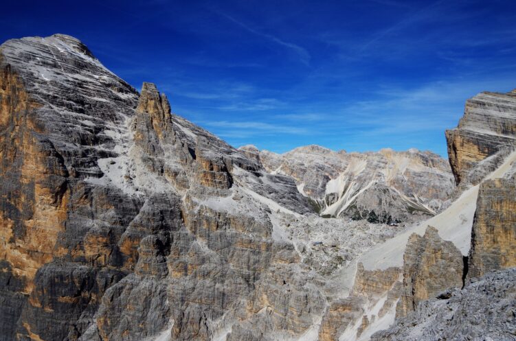 Ze szczytu Punat Anna widać kocioł Tofan, starą jednostkę wojskową, schronisko i malutki schron