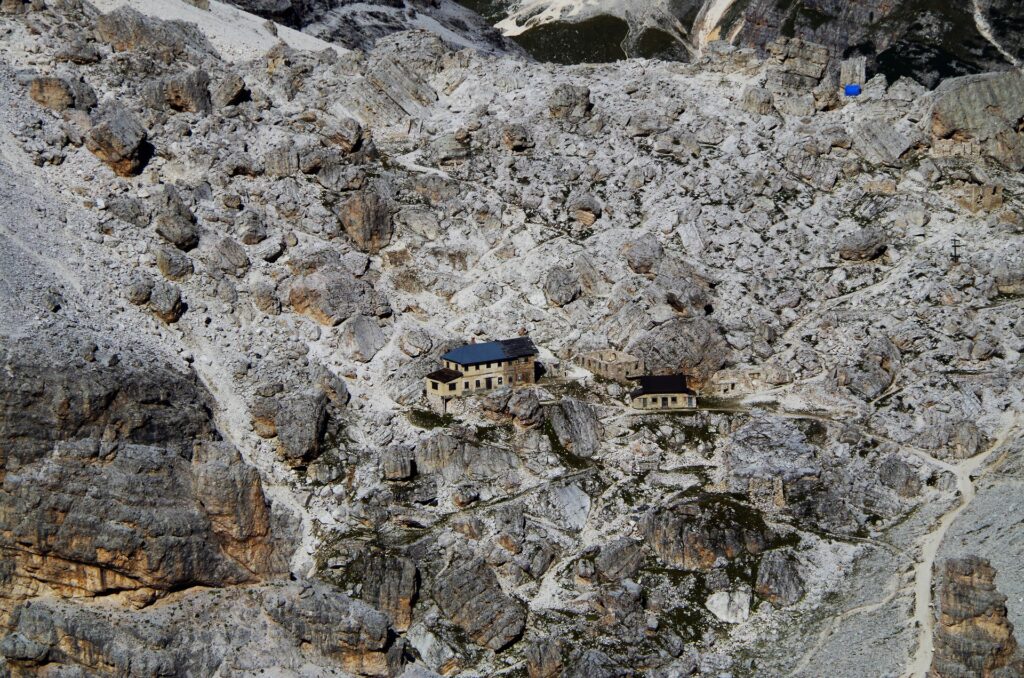 Jednostka wojskowa w kotle Tofan - w Dolomitach to stały widok