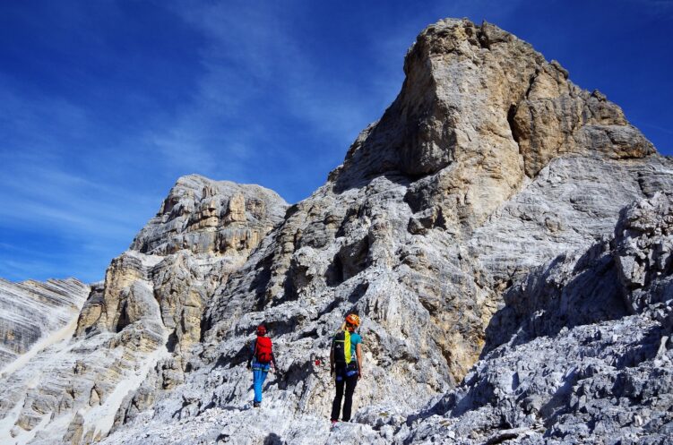 Podejście pod ostatni odcinek ferraty Ściana Torre Pomedes III i wspaniały trawers na ferracei Giuseppe Di Olivieri