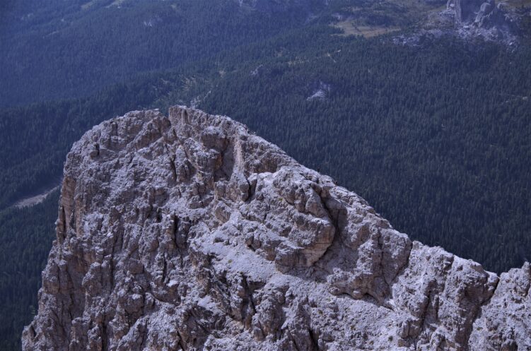 Widok na grań Punta Anna ze ściany Torre Pomedes III