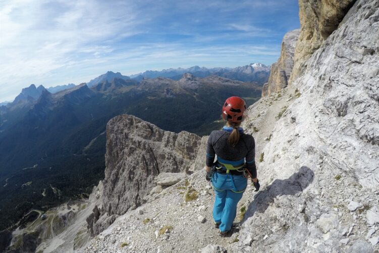 Trawers na ścianie Torre Pomedes III i autostrada- odcinek pokonuje się bez asekuracji