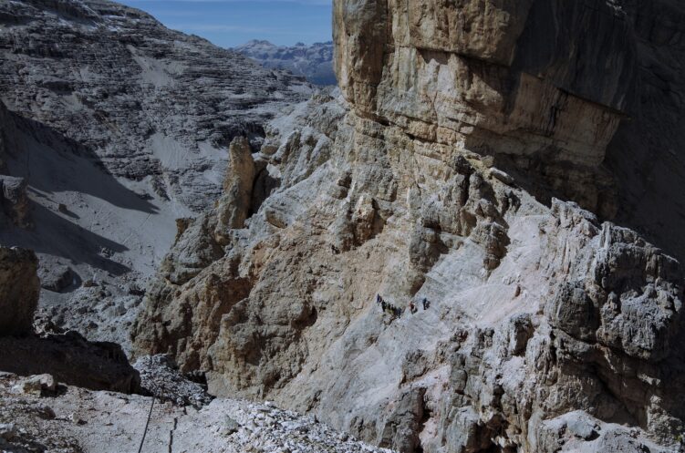 Zaraz za Bus di Tofanan trzeba przejść pomiędzy skałami - tutaj większa grupa pokonuje odcinek