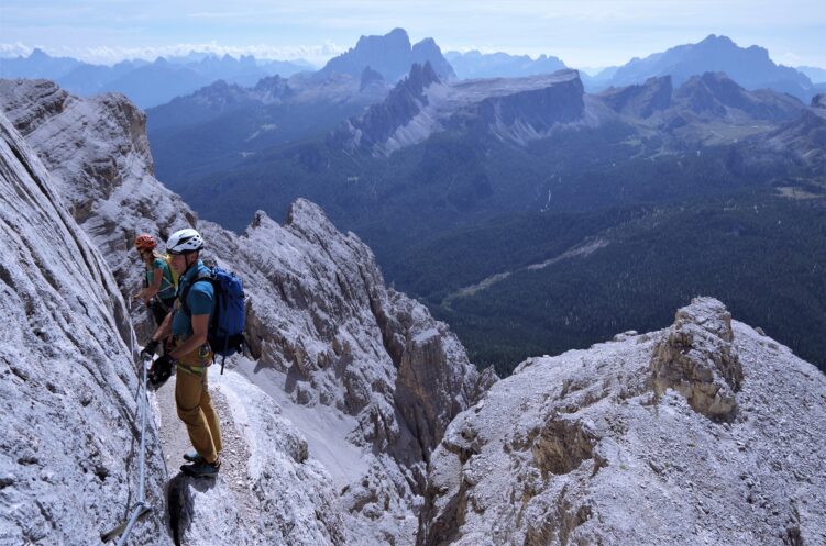 Trudniejsze miejsca na ferracie Gianni Aglio maja linę poręczową