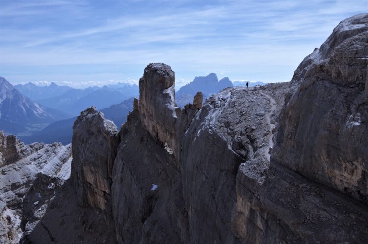 Widok na nieubezpieczoną cześć ferraty Gianni Aglio - widać ścieżki oraz ludzi na drabince