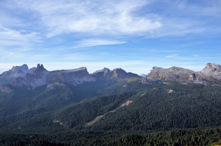 Widok na pobliskie szczyty zw schroniska Pomedes