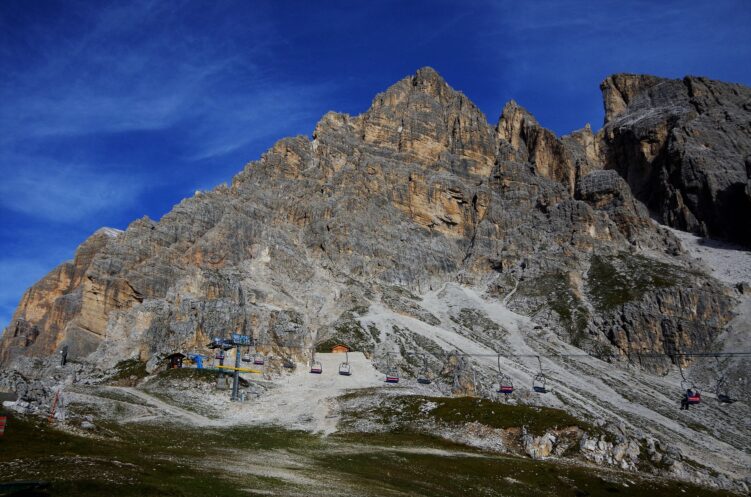 Kilka osób wyjeżdża kolejką i ze stacji podchodzi pod ferratę.