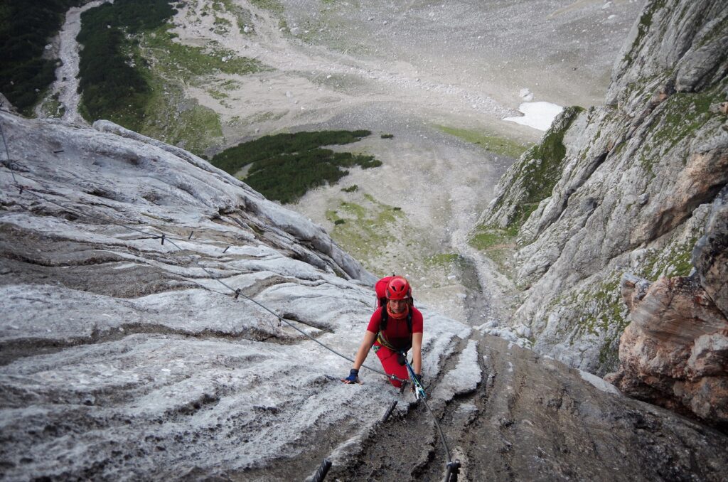 Mokre płyty na ferratcie Anna Klettersteig na Dachstein