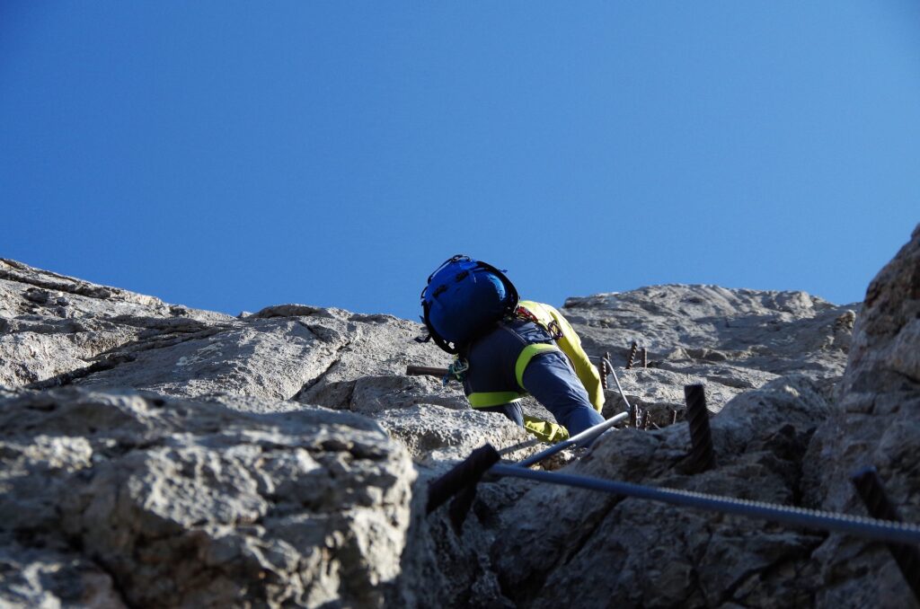 Ferrata Anna jest ubezpieczona linami poręczowymi sztucznymi stopniami.