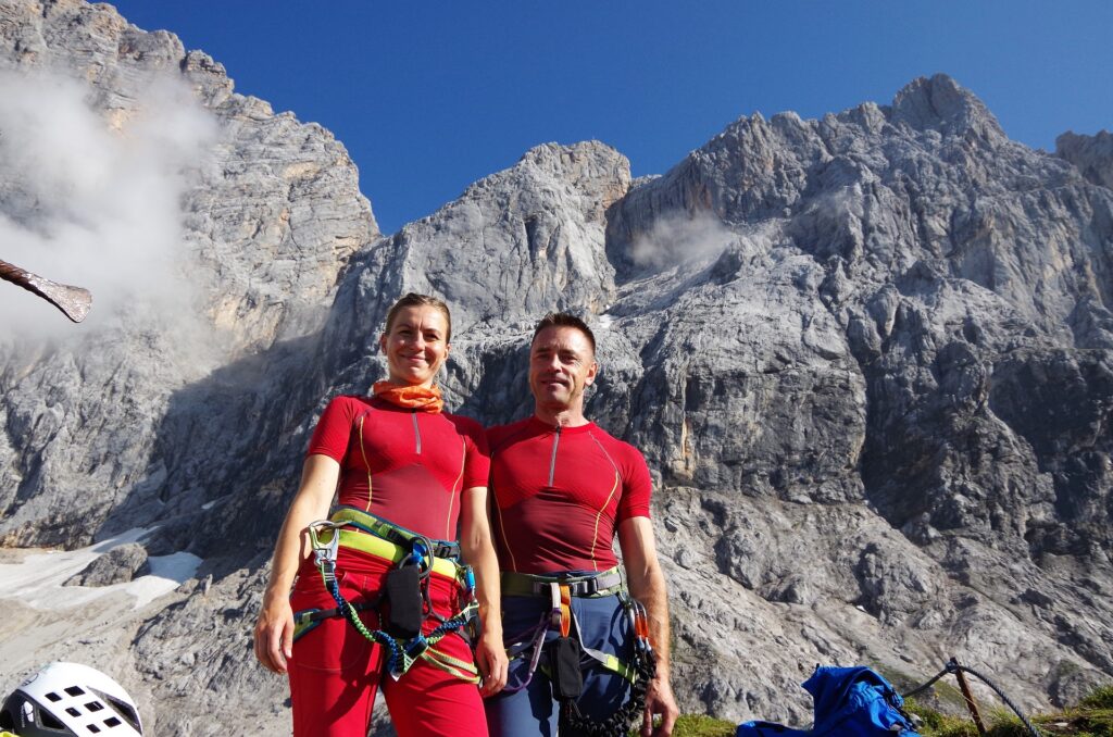 My na tle południowej ściany Dachstein (po lewej) oraz ferraty Jonann Klettersteig