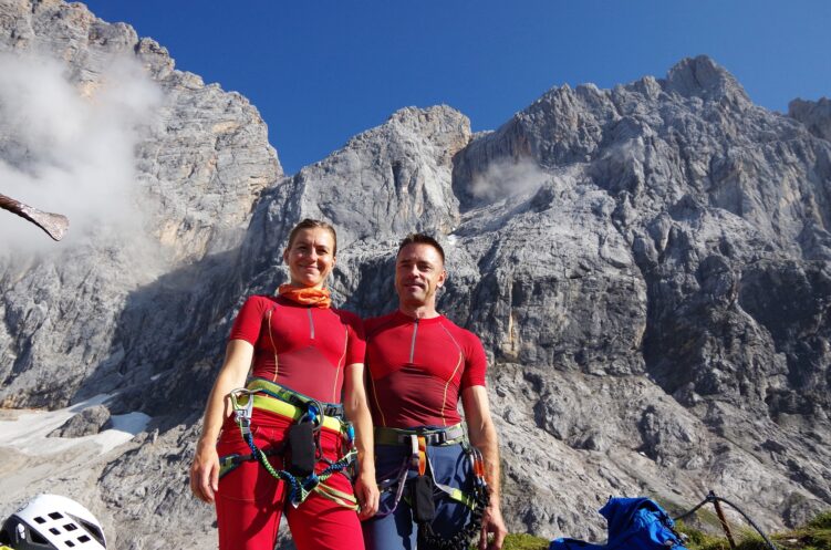 My na tle południowej ściany Dachstein (po lewej) oraz ferraty Jonann Klettersteig