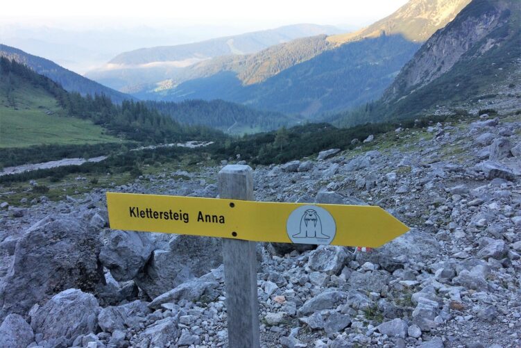 Znaki na podejściu pod ferratę Anna Klettersteig, Dachstein