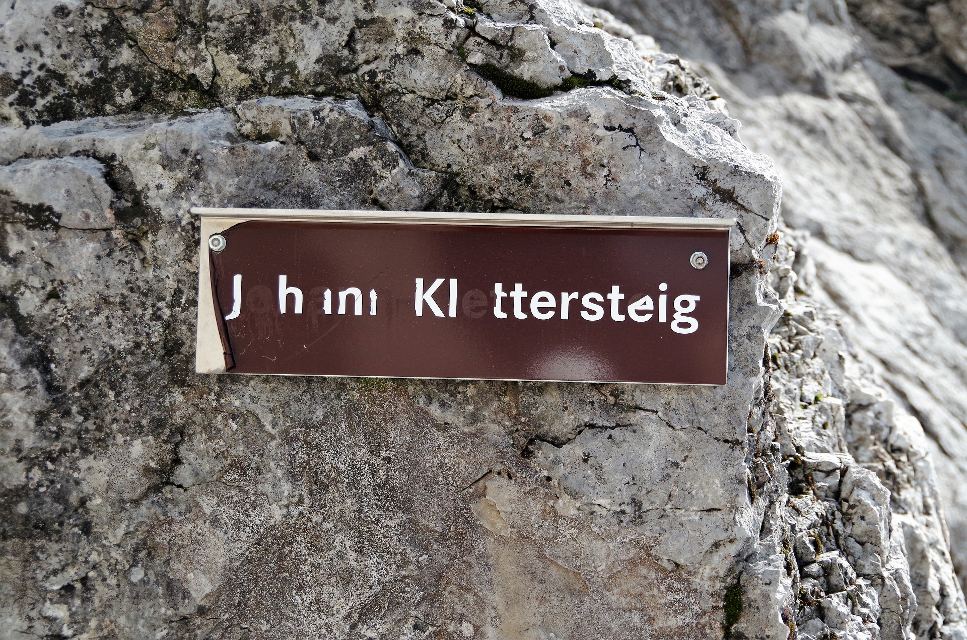 Tabliczka z nazwą ferraty Johann Klettersteig