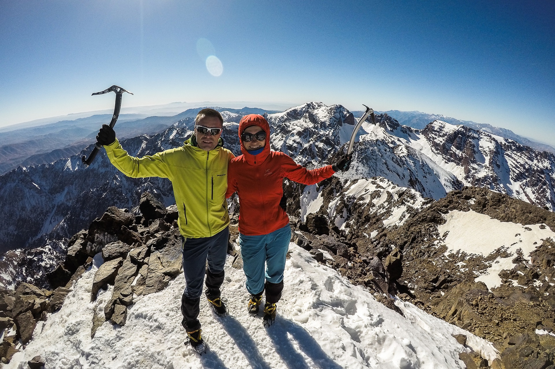 Obowiązkowe pamiątkowe zdjęcia na szczycie Jebel Toubkal