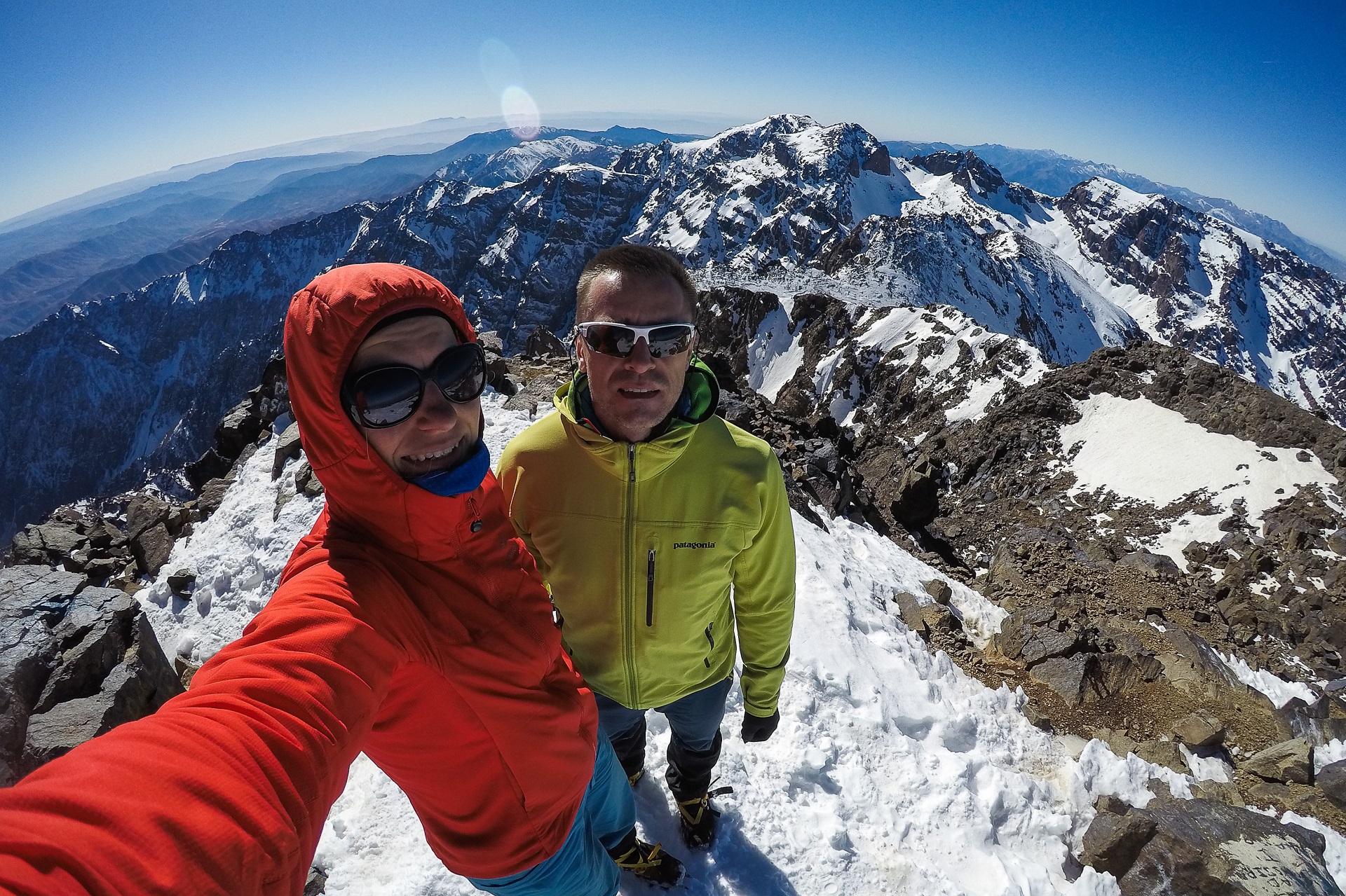 My na szczycie Jebel Toubkla i góry Atlas w tle