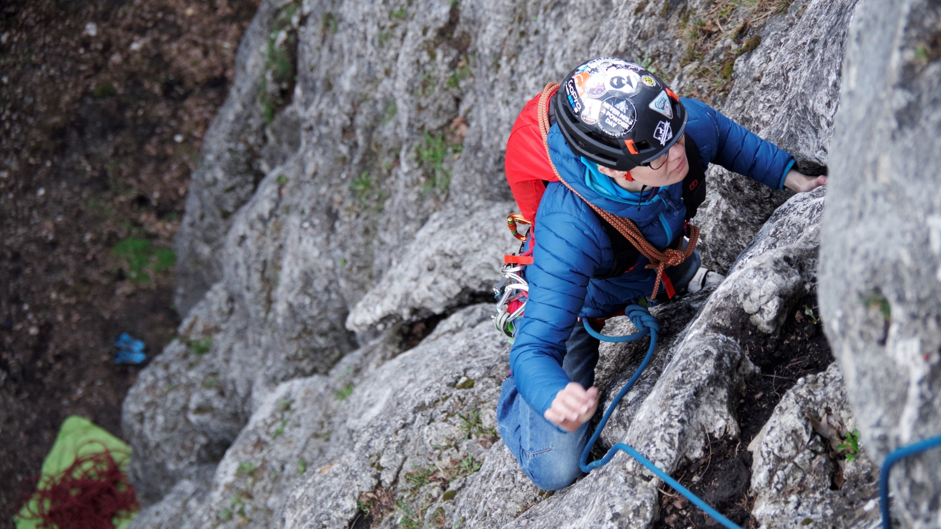 Wspinanie w zespole, po drodze, która ma więcej niż jeden wyciąg to element kursu wspinaczki