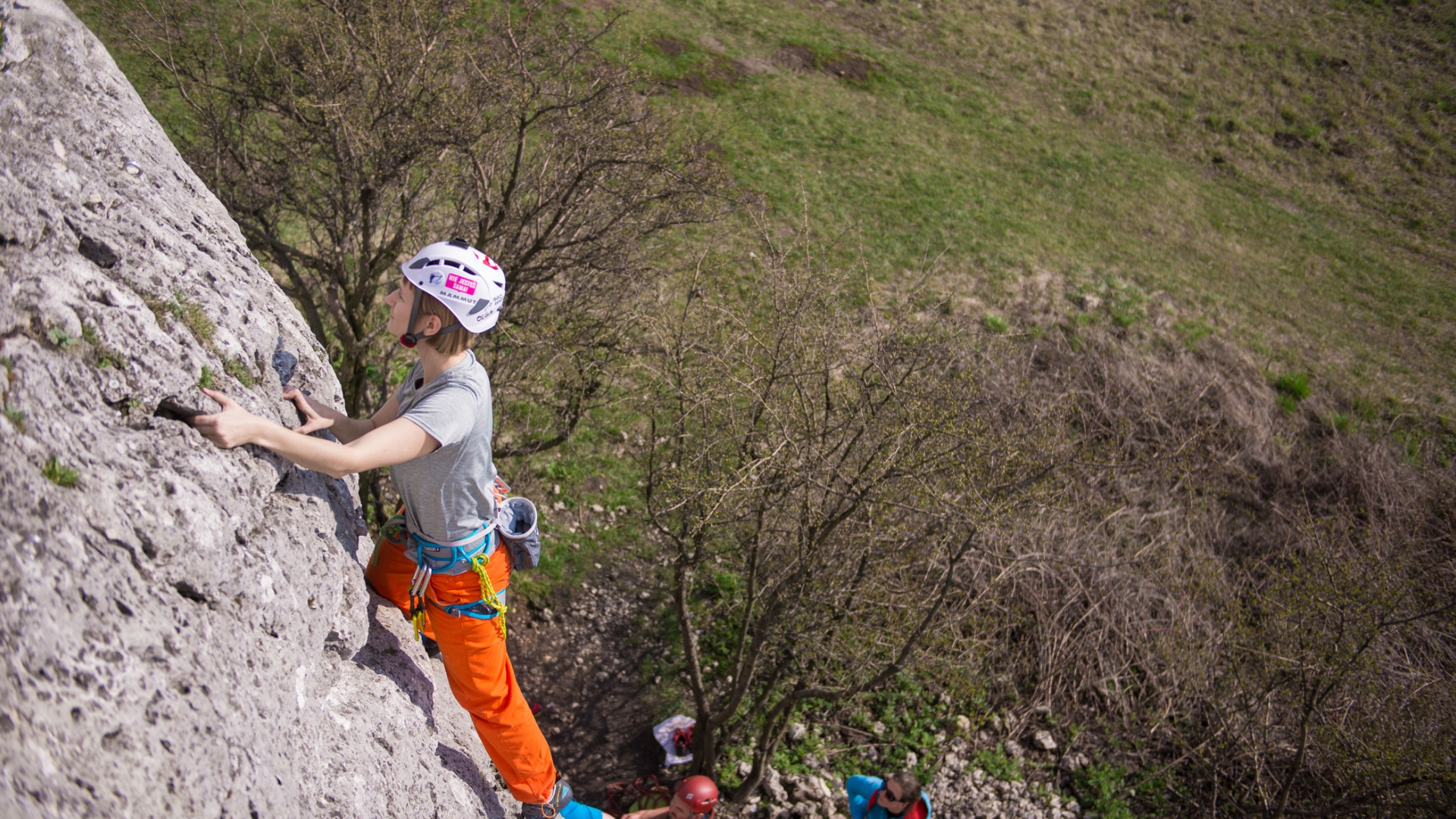 Renata prowadzi drogę wspinaczkową w Słonecznych Skałach