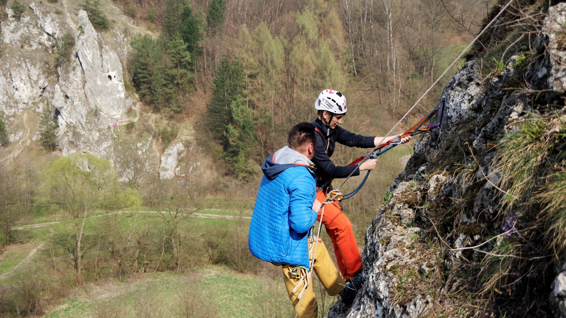 Renata szykuje się do zjazdu po linie