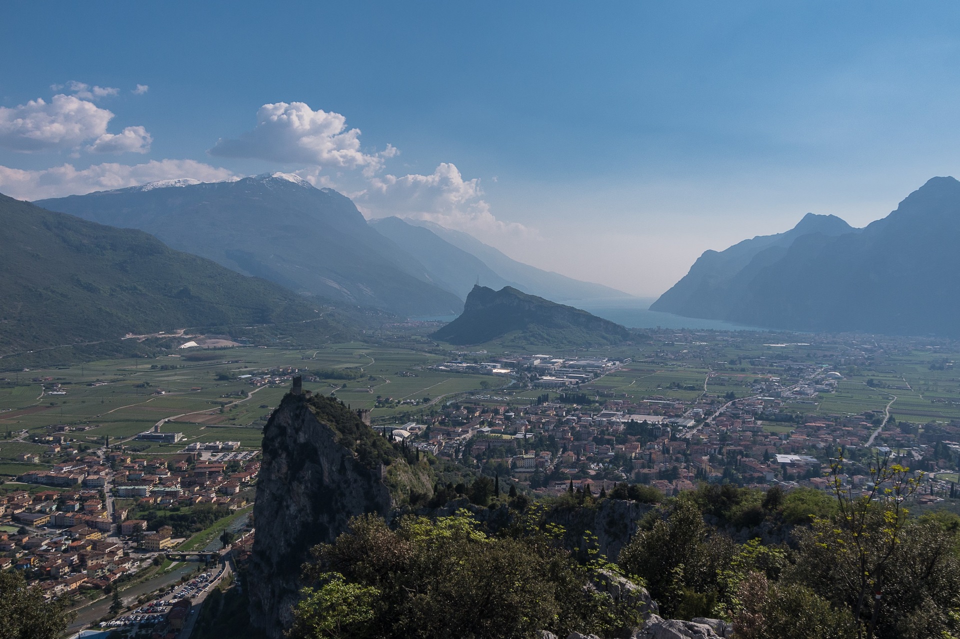 Ze szczytu Cimy Colodri widać krajobraz jeziora Garda, zamek W Arco i pobliskie miejscowości