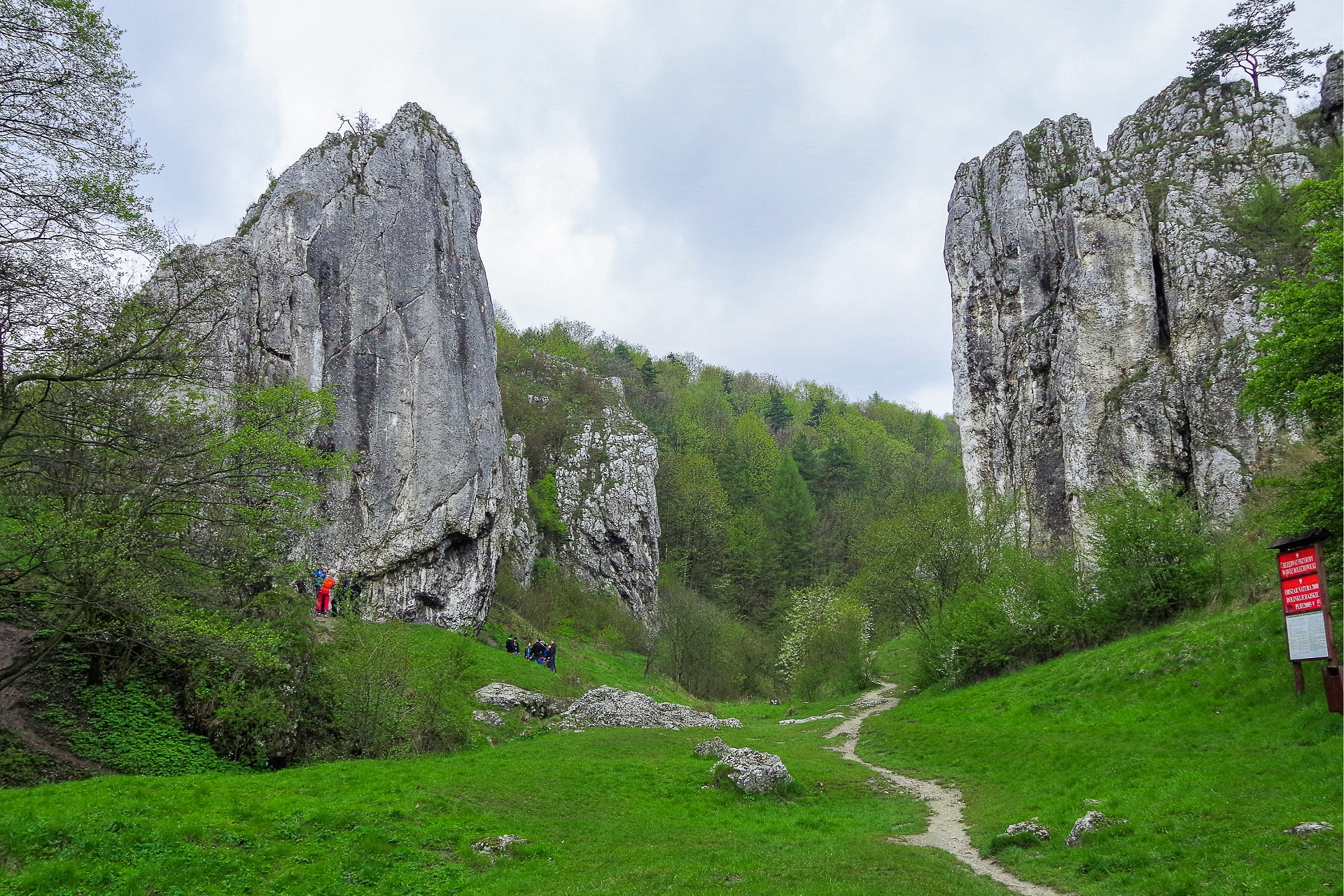 Wejście do Doliny Bolechowickiej i widok na Mur Pokutników i Filar Abazego