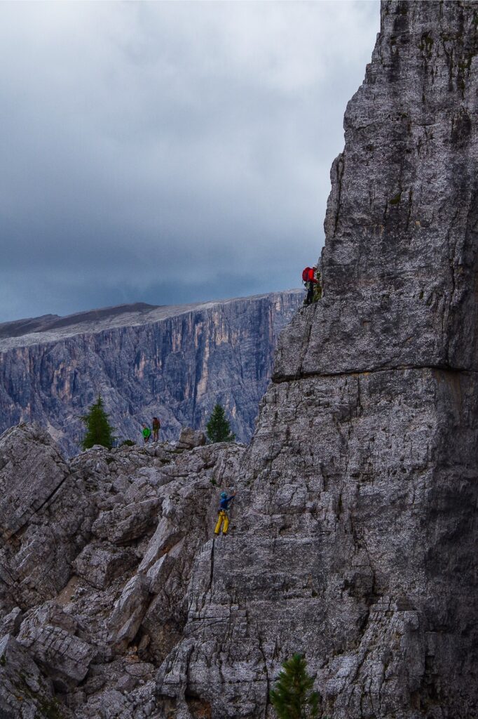 Wspinaczka w Dolomitach, po górskich drogach różni się od wspinaczki skałkowej.