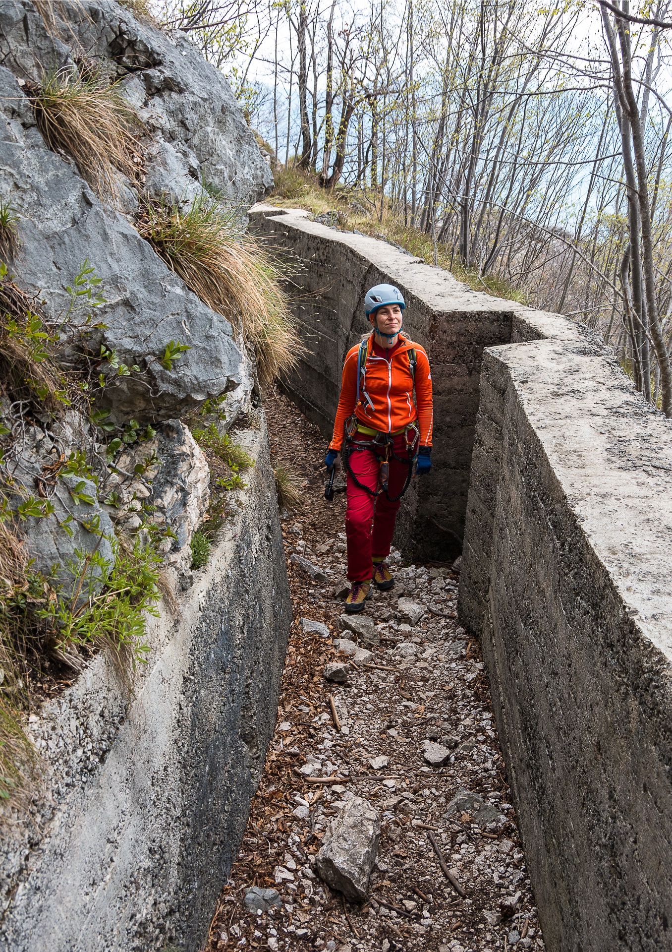 Część drogi zejściowej z ferraty Susatti wiedzie starymi okopami