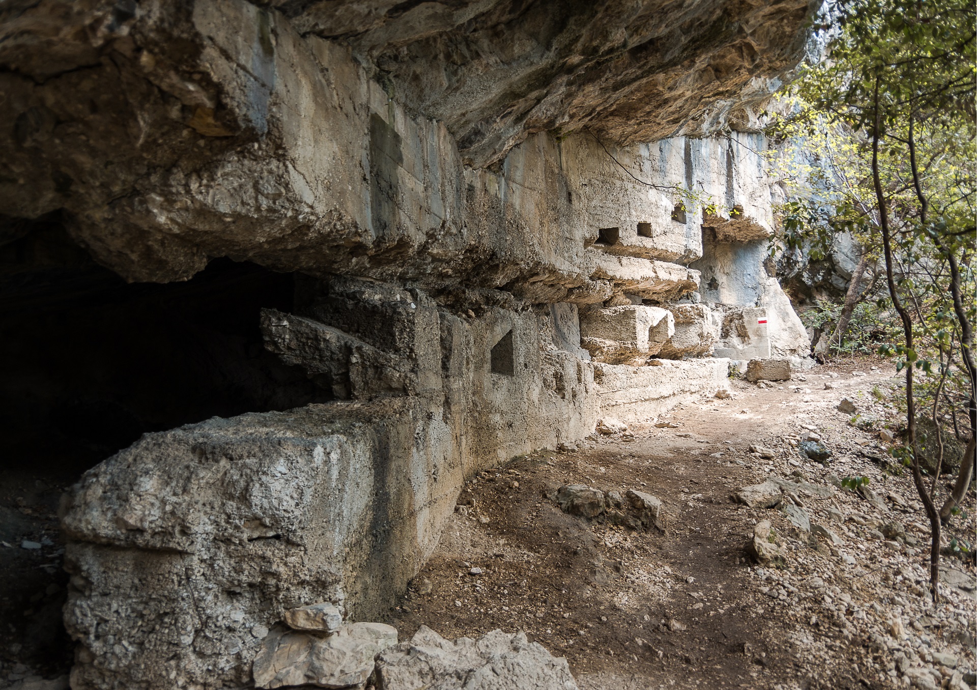Po drodze na ferratę Fausto Susatti mijamy stare umocnienia